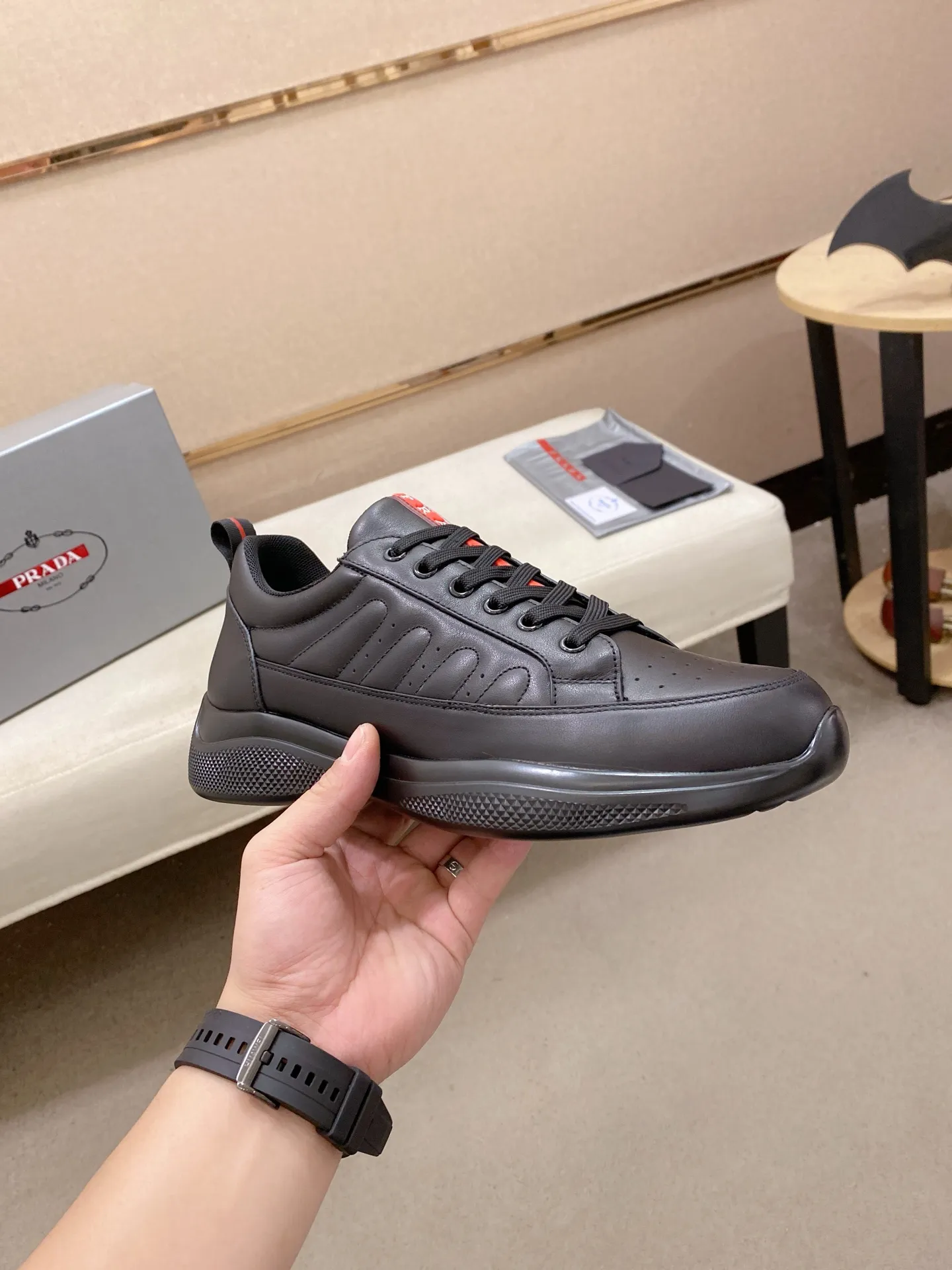 Men's Men's Shoes 560💰 ✔️✔️✔️High version High-quality new PRADA (Prada) counters are launched simultaneously. The new men's shoes and 😘fabrics are selected from first-layer cowhide and are made by pure handicrafts. Lining: Full cowhide lining. 👍🏿 High-end ☄️ air-cushion molded anti-slip rubber outsole, exquisite lines, simple and elegant, comfortable and high-end for leisure travel. Code number: 38 to 45